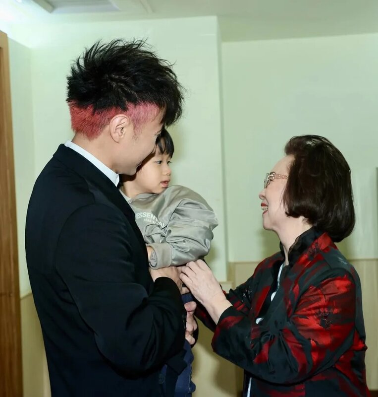 3 瓊瑤最後一次露面由古巨基牽手出場（古巨基IG）.jpg