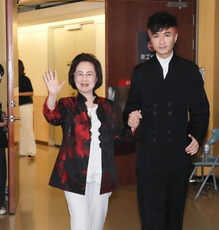 2 瓊瑤最後一次露面由古巨基牽手出場（古巨基IG）.jpg