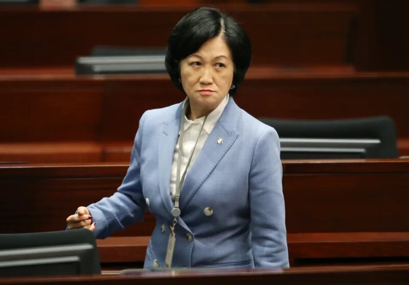 2 葉劉淑儀 2003 年推 23 條失敗後，以私人理由請辭保安局局長。.jpg