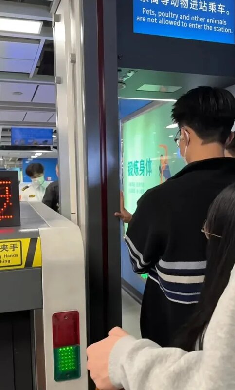 2   廣州地鐵周日起突然提升安檢，嚴格程度被指如同機場登機，多個車站因而大排長龍，.jpg