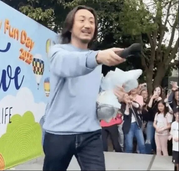 4   鄭中基去年為女兒學校表演，仲同觀眾打成一片.jpg