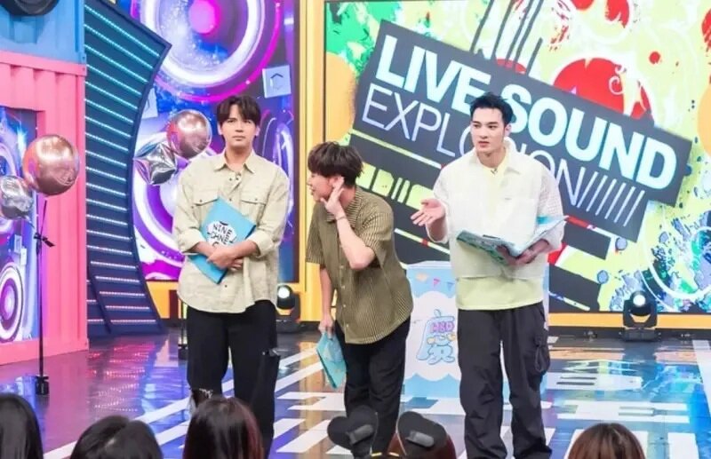 2  《娛樂百分百》目前由黃偉晉（右）、陳零九（左）、小賴（中）主持。.jpg