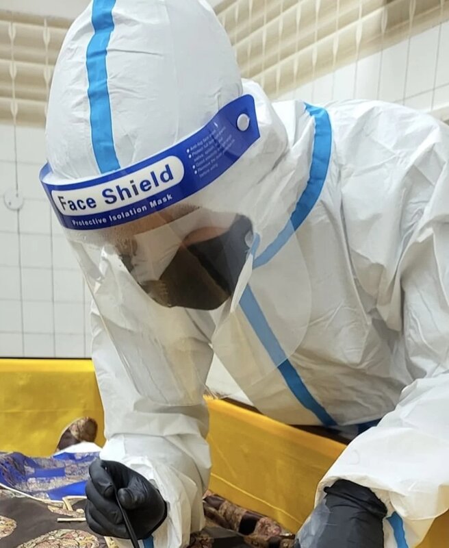 4  疫情襲港令死亡人數暴增，陳培興佩戴防護裝備為染疫死者做遺體化妝。.jpg