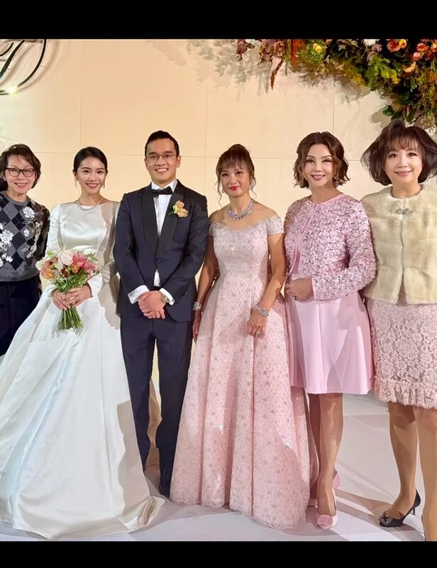 1  鄭志亮（Christopher）於星期二迎娶女友Tina Huang（左二）.jpg