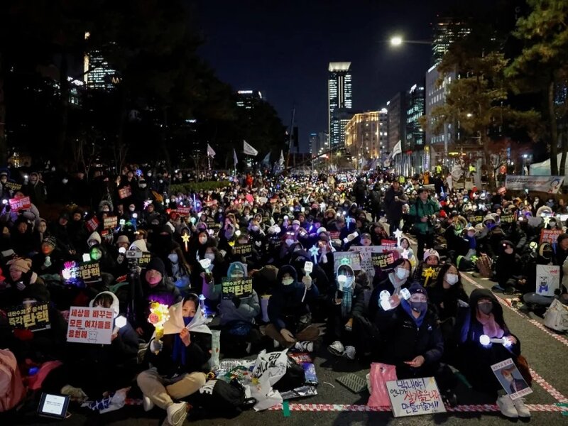 民眾昨晚在首爾各地舉行集會，敦促尹錫悅下台。（路透社）.jpg