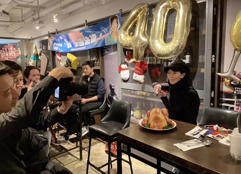 3  袁潔瑩當晚仲同fans一齊切火雞.jpg