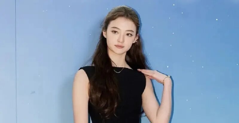 南韓新人女團MEOVV成員Ella Gross小時候因外型與Jennie相似，被許多人叫「小Jennie」.jpg