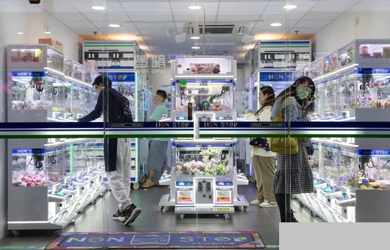 2  玩家各自專心控制機械爪，在循環的音樂和耀目的螢光燈下，找到一個人的寧靜。.jpg