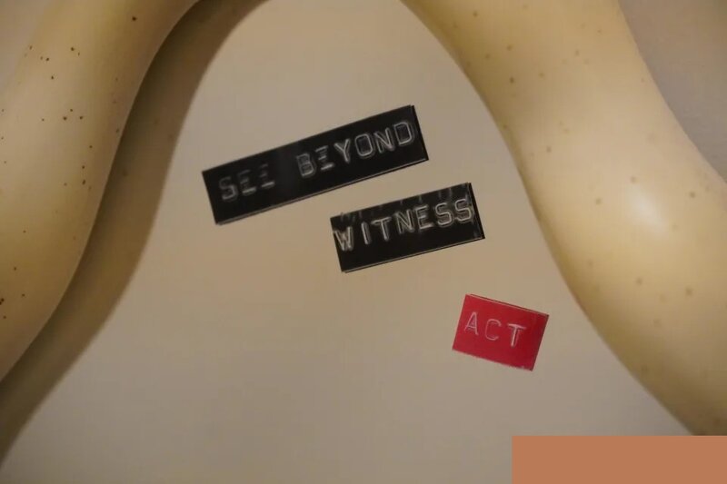 6  洗手間鏡子貼有「SEE BEYOND」、「WITNESS」、「ACT」，Charlene 希望大眾可以多關.jpg