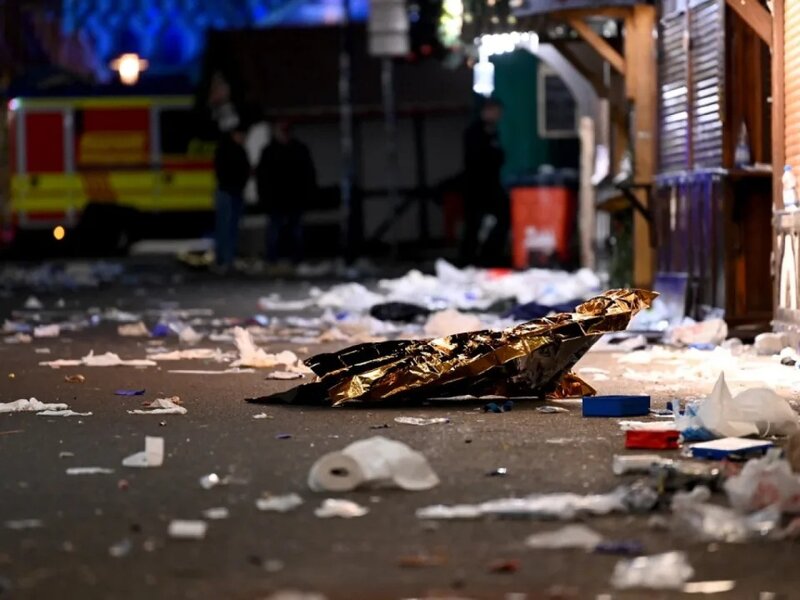 案發後，聖誕市集內雜物散滿一地。（法新社）.jpg