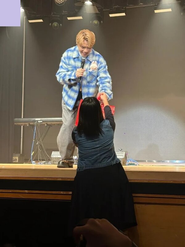 4    重返母校的張敬軒，收禮物收到手軟。.jpg