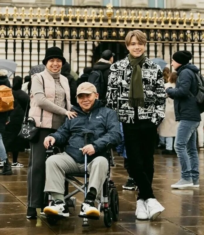 7  向來孝順的張敬軒，曾帶埋父母去巡唱，順道旅遊。.jpg