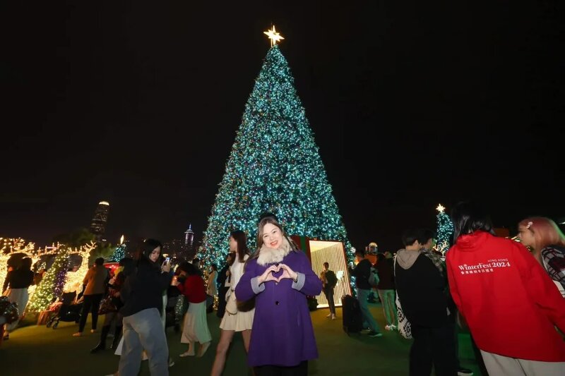 羅淑佩西九聖誕樹打卡 大派心心.jpg