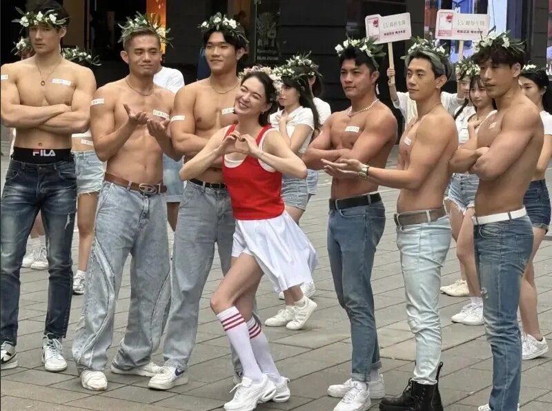 2 張榕容（中）自嘲有猛男在身旁，本來舞都會跳，就會有點小失誤。（圖／記者蘇詠智攝）.jpg