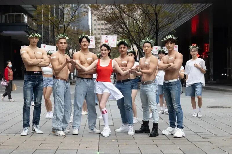 1 張榕容（中）穿著背心、短裙和一群半裸猛男在寒風中大跳熱舞，她也透露2、3個月內就.jpg