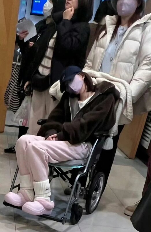 2  趙露思深夜癱坐輪椅畫面流出。.jpg