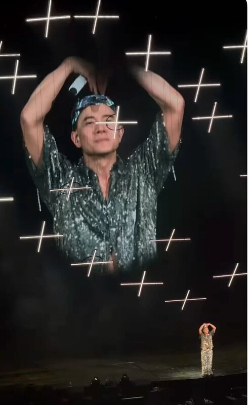 2 郭富城正向觀眾派心心（網上截圖）.jpg