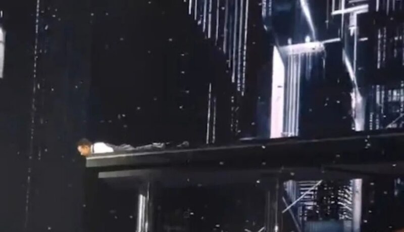 2 劉德華在高台上向前仆倒.jpg