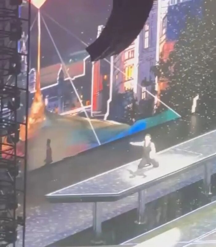 3 劉德華在高台上向前仆倒.jpg