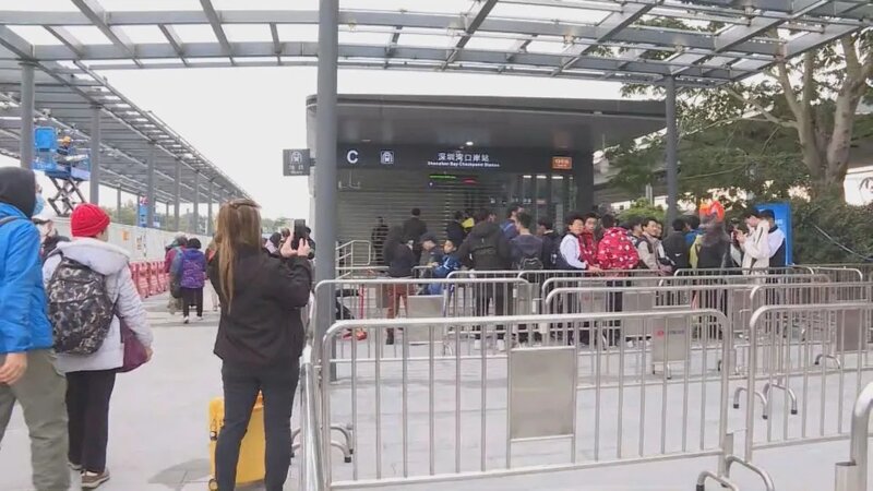 深圳地鐵13號綫第一期南段開通 鐵路迷排隊乘頭班車.jpg