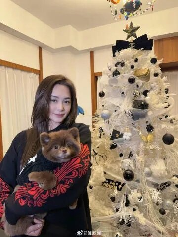 1 鍾欣潼阿嬌與CHANEL聖誕樹合照.jpg