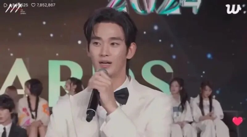 1 韓國娛樂圈一年一度的AAA頒獎典禮出席嘉賓之一的金秀賢似乎相當緊張，在主持人頒發.jpg