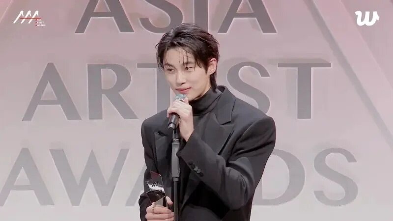 3 不只金秀賢在昨晚的頒獎典禮中獲獎無數，邊佑錫也橫掃了6大獎項。.jpg