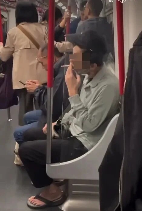 網上熱話｜男子港鐵車廂內食煙 網民：旁若無人 最高境界.jpg