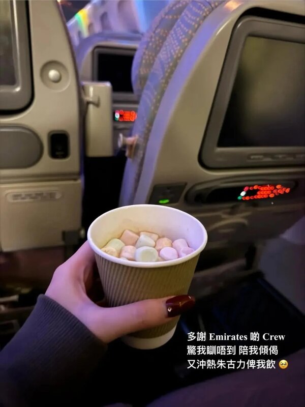 2 港女事後感謝機組人員。(網上圖片).jpg