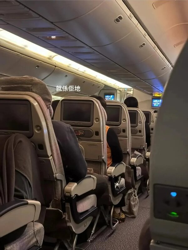 3   有港女搭飛機調低椅背，遭港人指罵拍椅令她大受委屈。(網上圖片).jpg