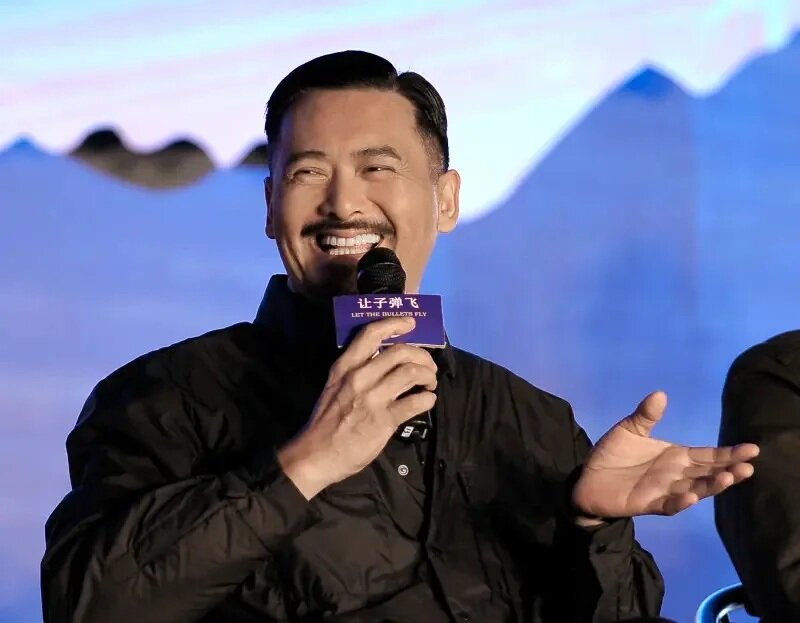 1 明星搭機模範生盤點，周潤發搭機遲到後的態度，令人佩服他的巨星風骨。.jpg