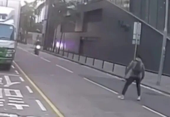 1   網上流傳車CAM片見到，電單車在宏照道高速行駛，後方有交通警從後追截，到中央郵.jpg