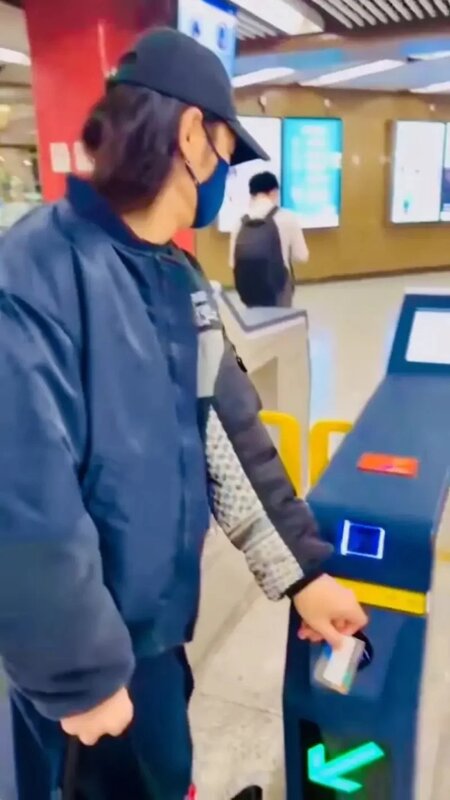 2   蔡一智20年沒在香港搭地鐵，樂悠卡的感應區放錯位置。.jpg