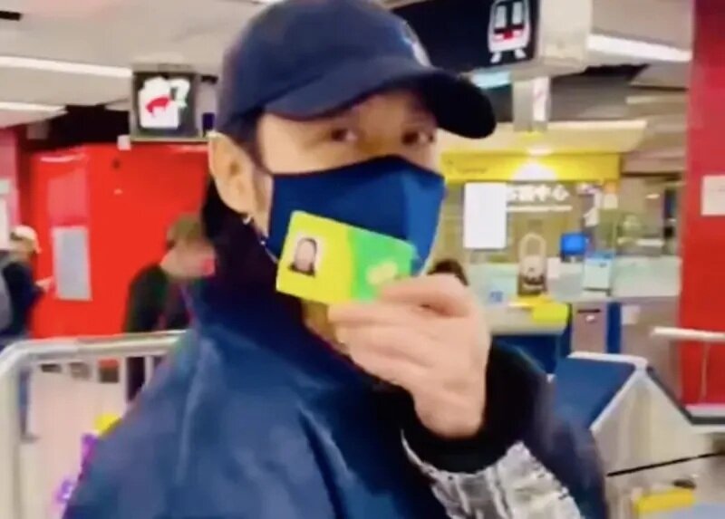 1   「草蜢」最年長成員蔡一智，滿60歲拿著樂悠卡要以長者優惠票價搭地鐵，想不到放錯.jpg