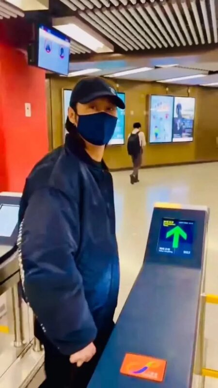 3   蔡一智後來才找到正確的樂悠卡感應位置，順利通過閘門。.jpg