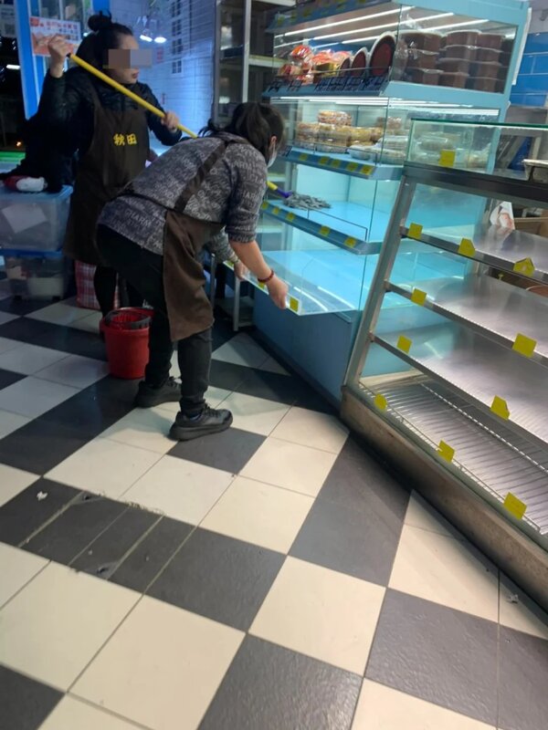 店員用地拖抹麵包架。.jpg