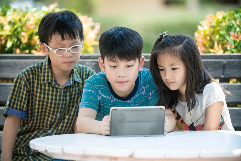 新加坡訂指引 18 個月以下嬰兒應完全避看電子螢幕 6 歲以下每日限用 1 小時.jpg