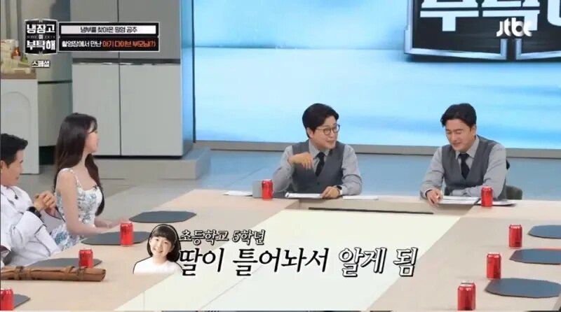 3  有粉絲發現張員瑛桌前沒放可口可樂，沒想到原因竟是有百事可樂的合約在身上。（圖.jpg