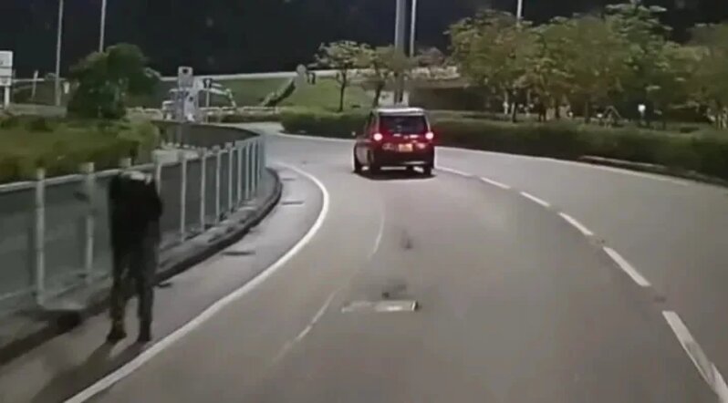 本港公路驚見「無頭怪物」徘徊 網民：有影子非靈體.jpg