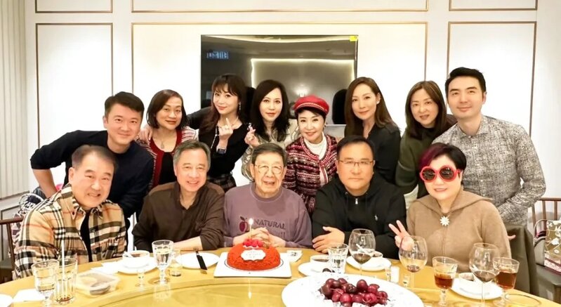 1 吳美珩等人為胡楓提早慶祝93歲生日.jpg