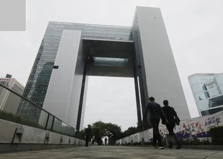 77%受訪者贊成公僕凍薪或減薪 58%不贊成增公共服務收費.jpg