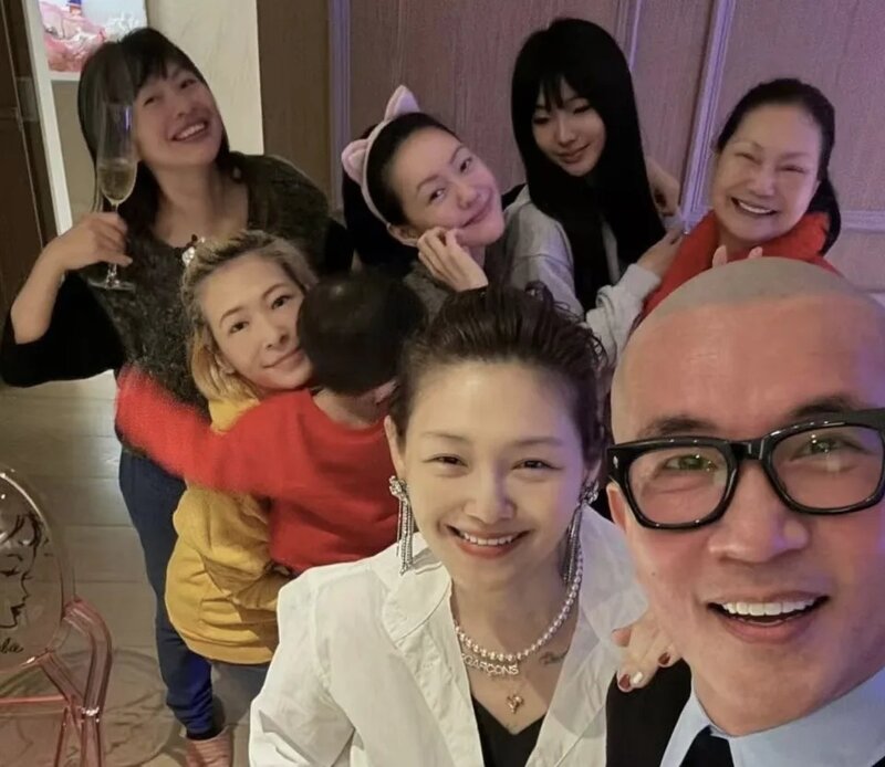 5  大S一家感情要好，小S 早前先至post過同親友聚餐嘅相片.jpg