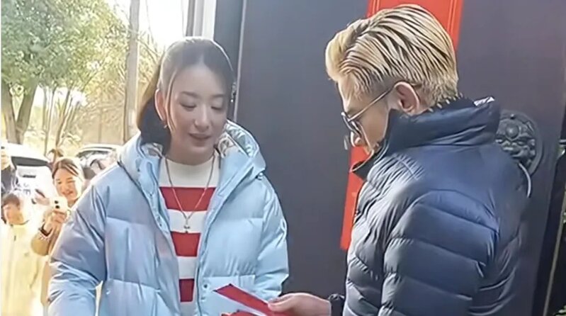 2  郭富城同太太方媛回鄉，準備定一疊利是俾親友.jpg