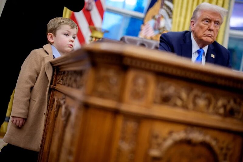 3  X 低聲向特朗普說了幾句話，網民仔細聆聽後，認為是說了「我要你收聲！」.jpg