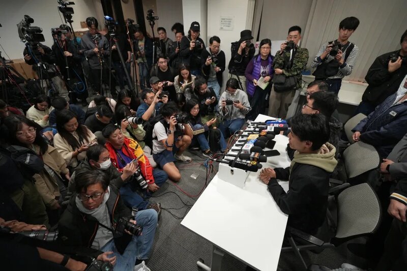 2 逾30年歷史政黨民主黨中委會商討解散事宜，近50名本地及國際傳媒採訪。.jpg