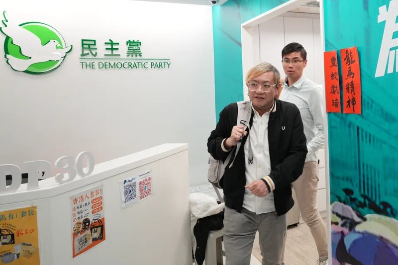 4  中委會委員韓俊賢（前）及曾自鳴（後），眾委員會後均未有回應提問。.jpg