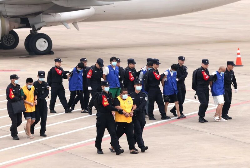 3 去年四月，130 名涉嫌參與非法網上博彩及電訊詐騙的中國居民，從柬埔寨被遣返武漢。.jpg