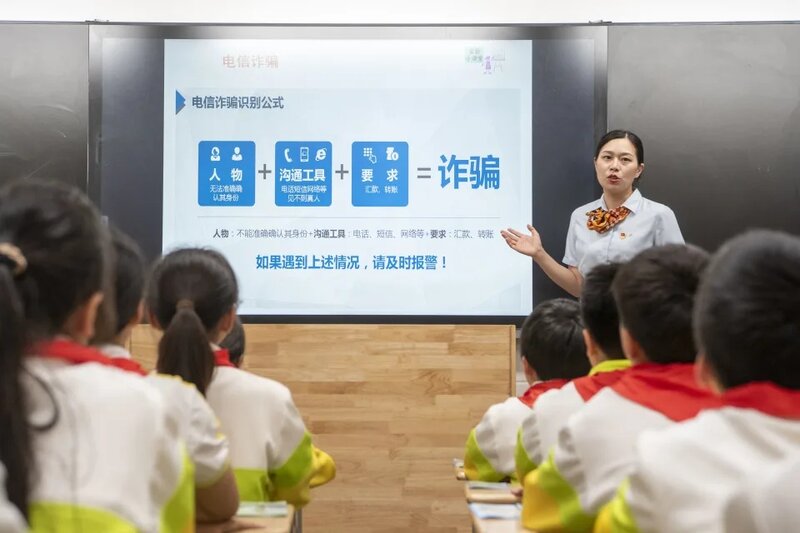 1 中國人騙中國人的電訊詐騙罪案肆虐多年，在內地，有銀行派員到學校向學童灌輸防騙知識。.jpg