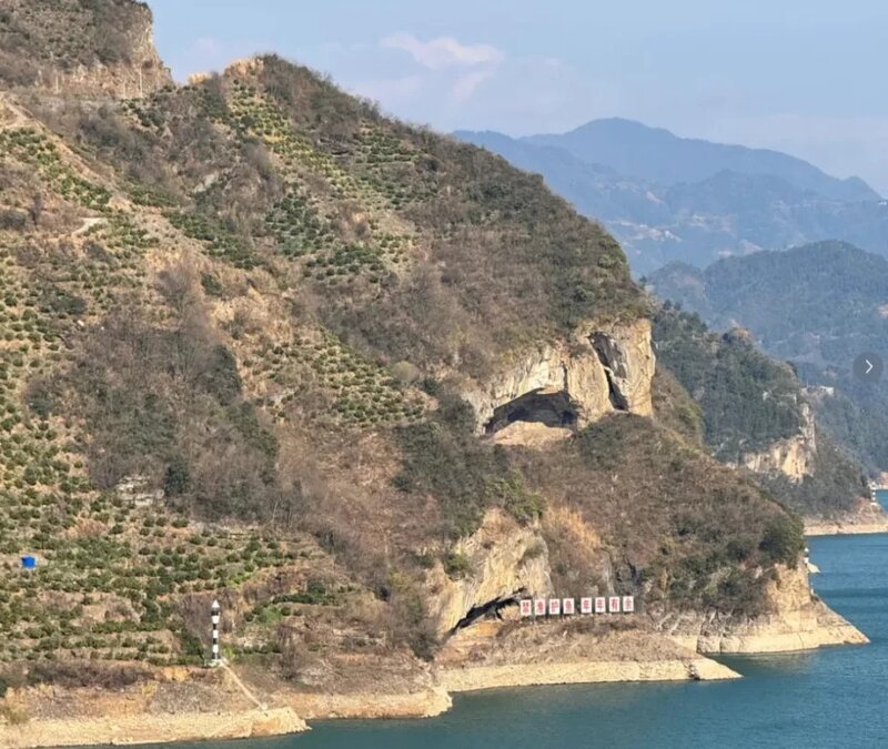 4  湖北宜昌有山脈外形酷似一隻小狗趴在江邊。照片令該山稱網民稱為「小狗山」和「狗.jpg