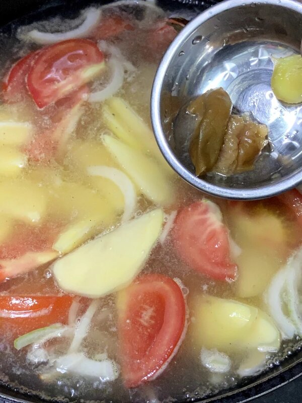 3 洋葱切絲，番茄切塊，薯仔削皮切片。加入洋葱、番茄、薯仔和鹹水梅，蓋上，滾起後收.jpg